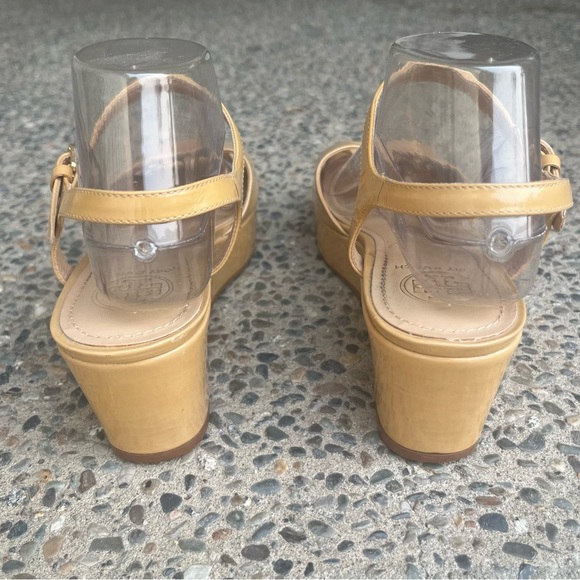 Tory Birch Abena Wedge Platform Sandals 8.5M Nude Patent Leather Gold Hardware - Picture 4 of 16